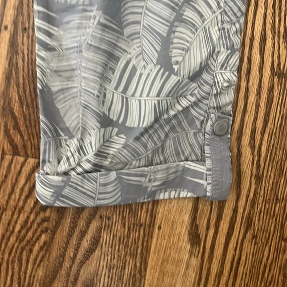 Democracy Gray Leaf Pattern Convertible Utility Pant NEW - Picture 4 of 6